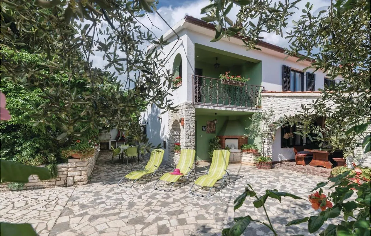 3 Bedroom Lovely Home In Manjadvorci Holiday home