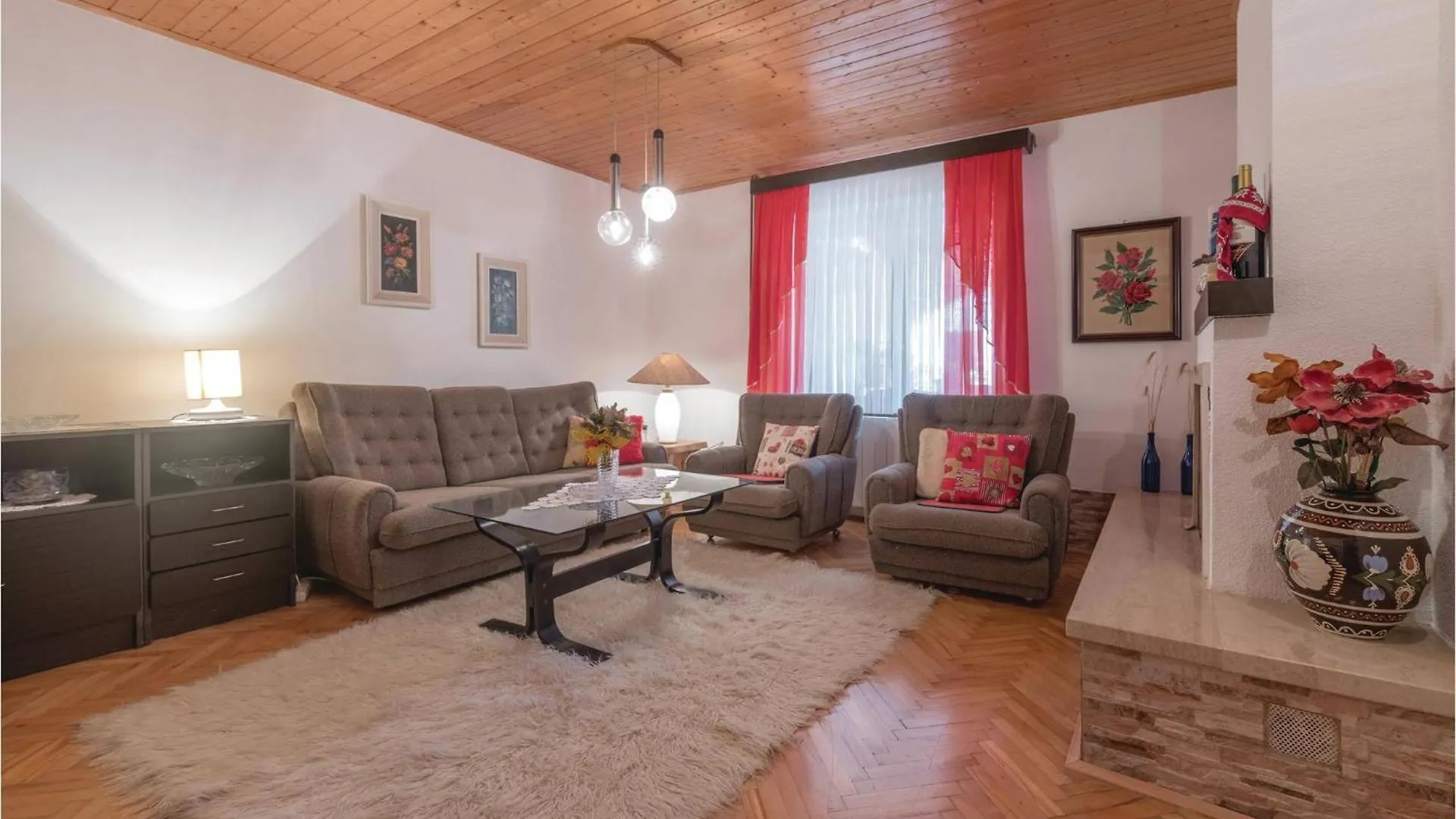 3 Bedroom Lovely Home In Manjadvorci Holiday home
