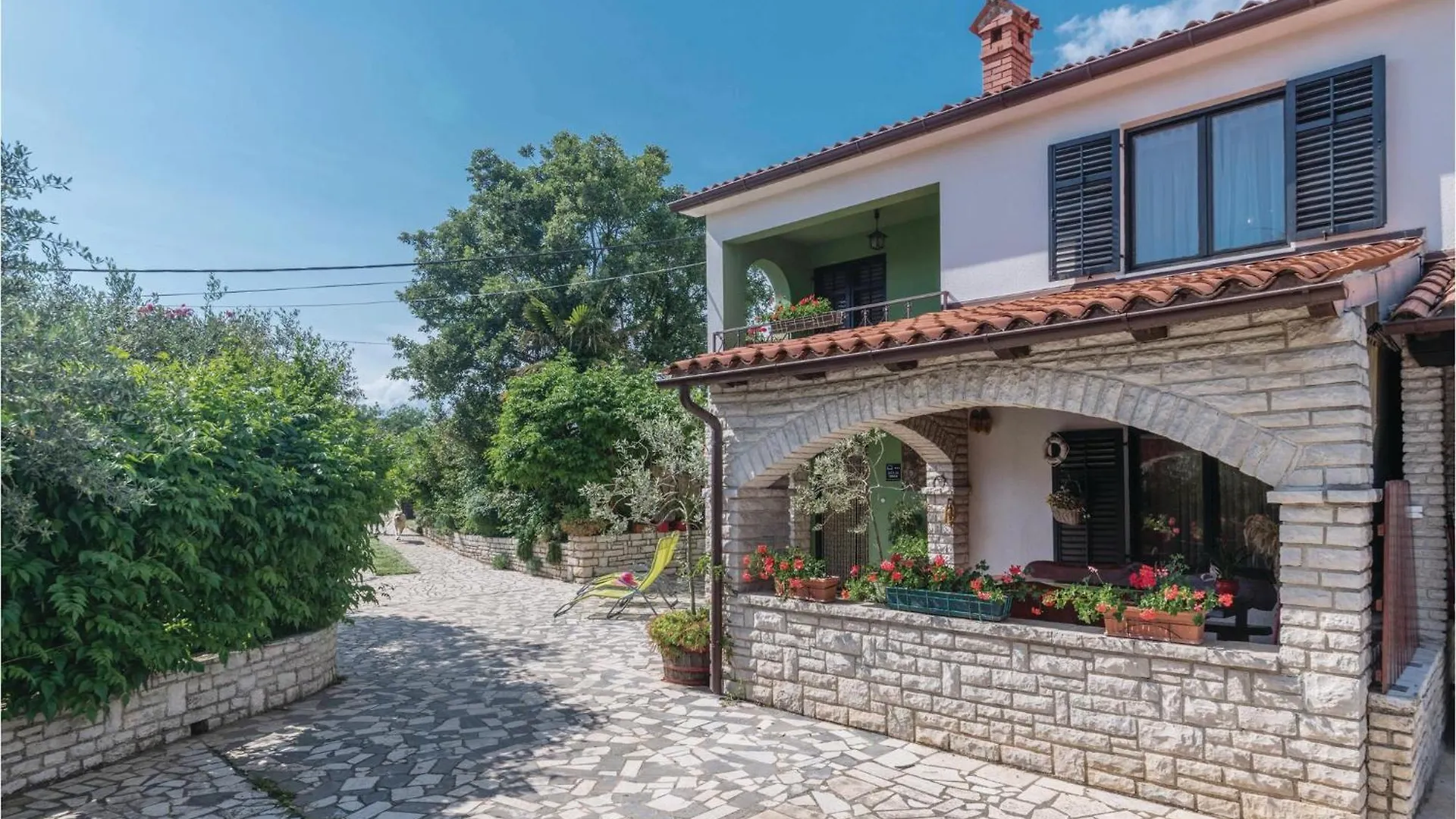 3 Bedroom Lovely Home In Manjadvorci Holiday home
